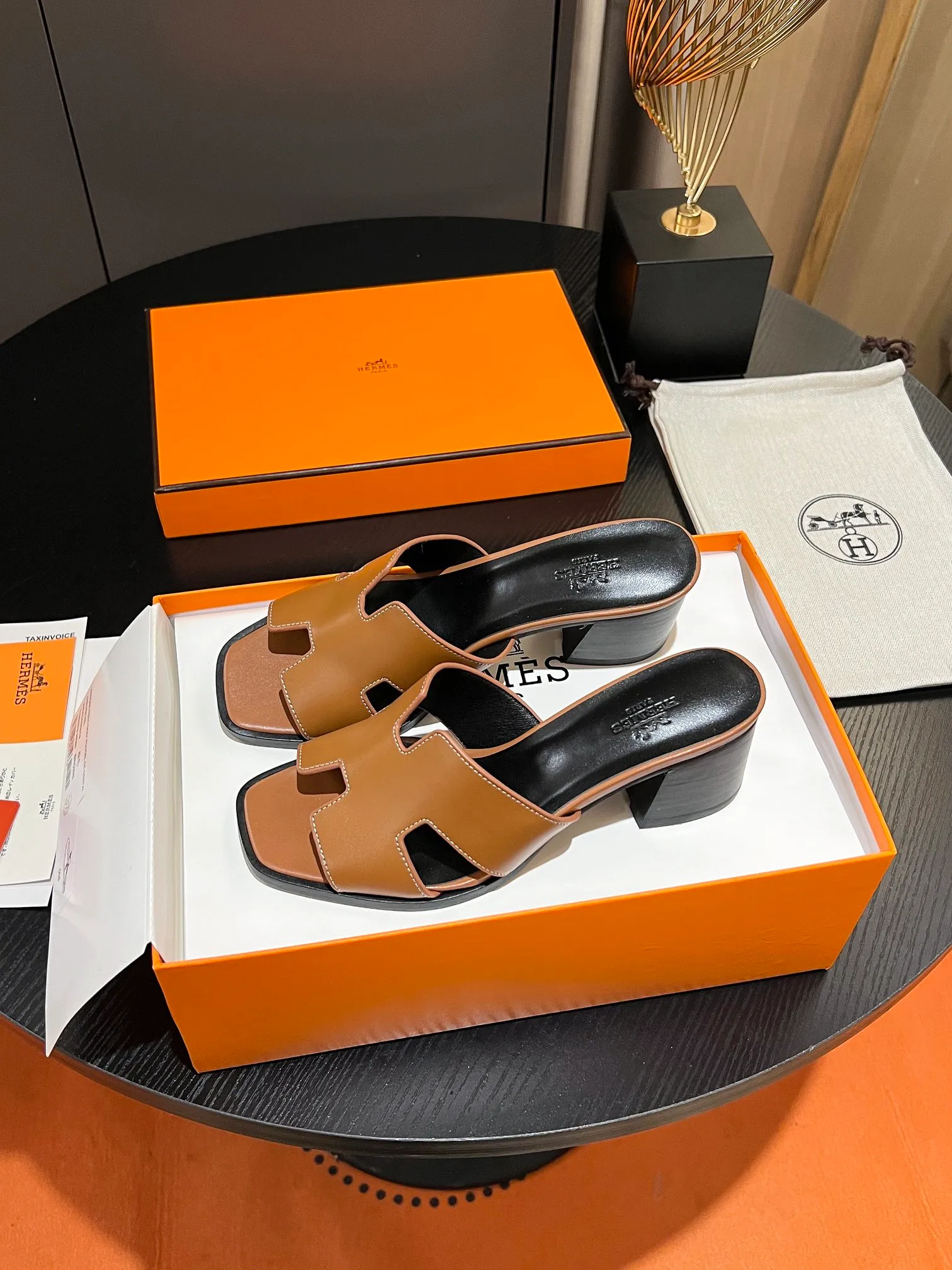👟👟Ex-factory price 560👟👟 💋HERMES, thick heel series H slides, great looking on the feet! Original replica, synchronized at the counter. Upper material: advanced custom-made first-layer palm-print cowhide, inner padding sheepskin, and Italian genuine leather outsole. Multiple color options! Code number: 34-43 (34 41 42 43 is not returnable or exchangeable if customized)